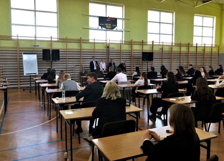 Matury 2023 ruszyły. Maturzyści ze szkół w Lesznie przystąpili do egzaminu z języka polskiego