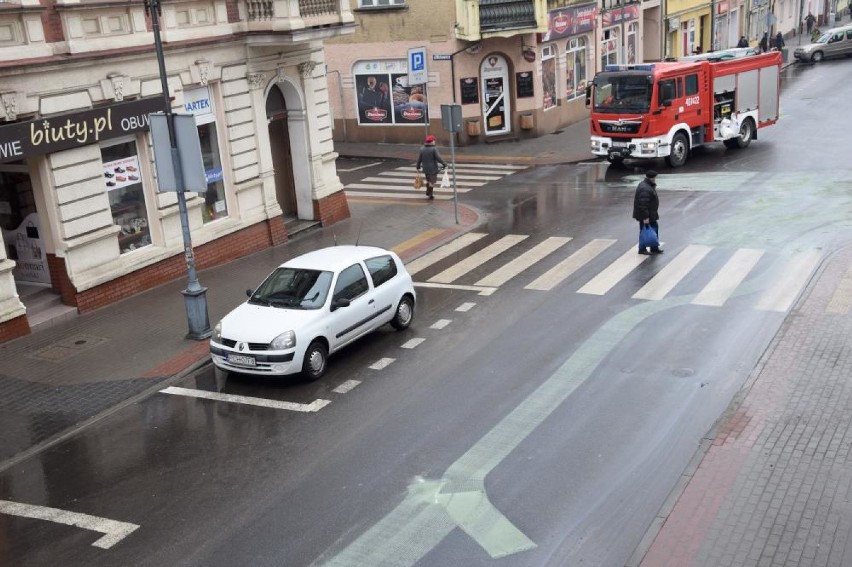 Chodzież: Strażacy neutralizowali plamy oleju na ul. Wojska Polskiego [FOTO]