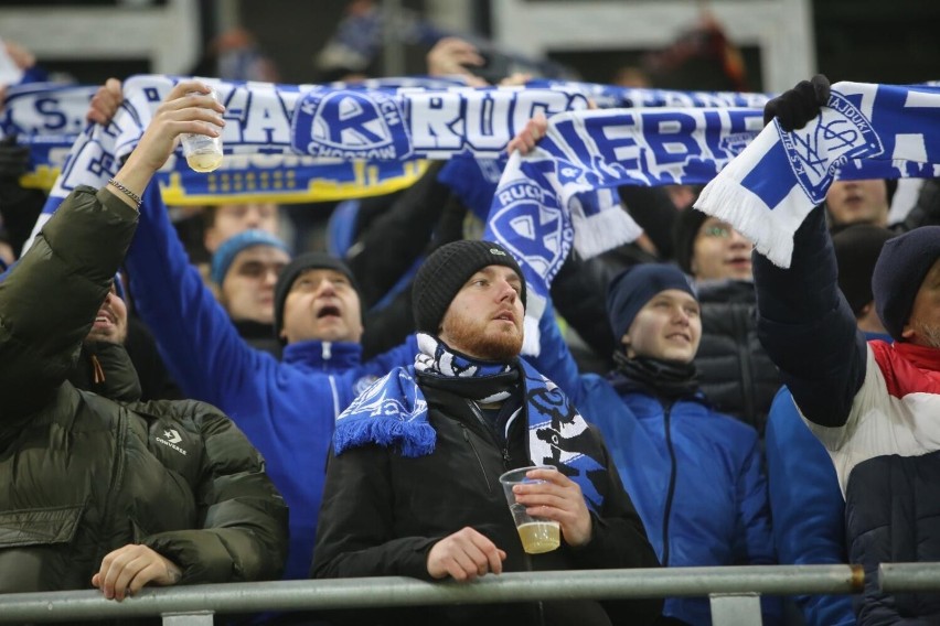 Kibice Ruchu Chorzów stworzyli na stadionie w Gliwicach...