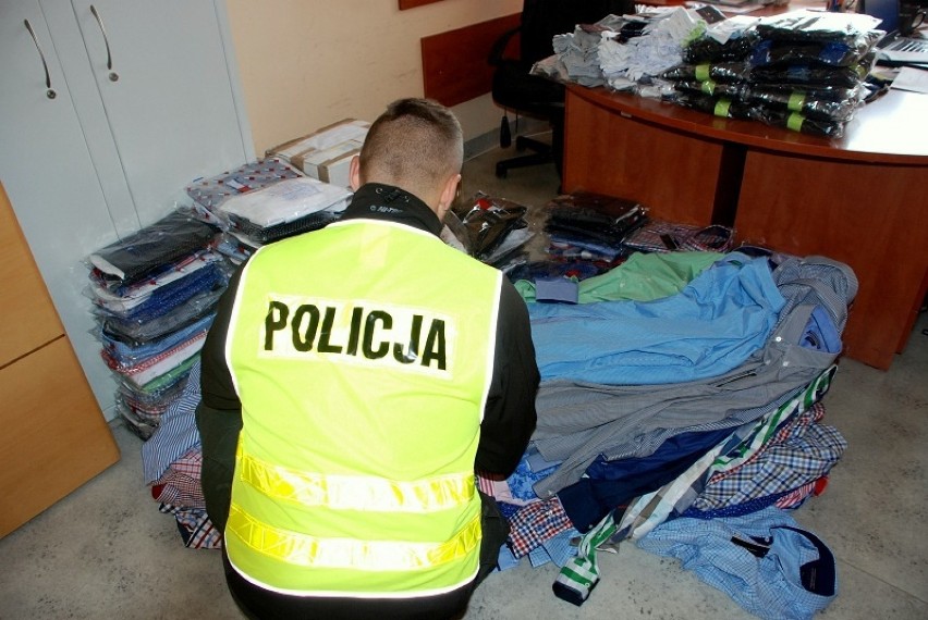 Policjanci z KPP Kartuzy znaleźli w kilku sklepach towary z...