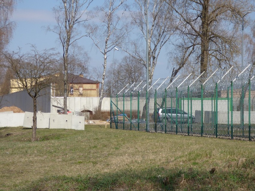 Areszt Śledczy w Suwałkach. Prace przy budowie muru idą pełną parą [ZDJĘCIA]
