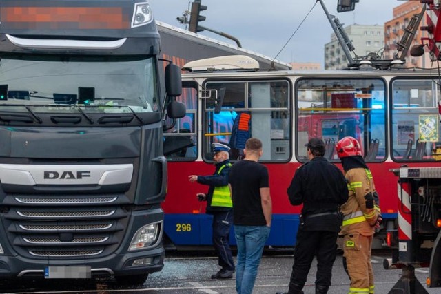 W wypadku na rondzie Fordońskim ucierpiały cztery osoby