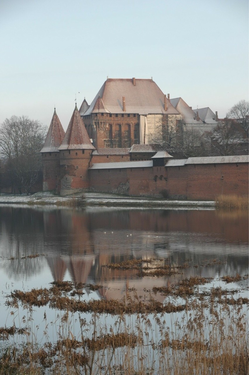Zamek prezentuje się spektakularnie o każdej porze roku.