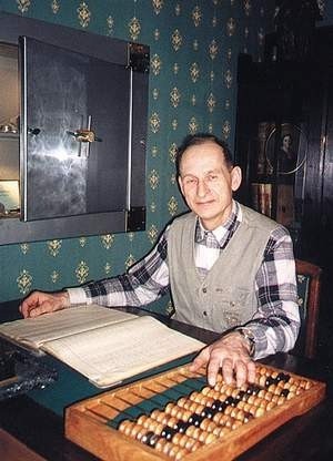 Jerzy Piniński w kantorze stylizowanym na przełom wieków XVIII i XIX. Narzędziami pracy były wówczas liczydła, pióro i kałamarz. Pieniądze trzymano w sejfie.