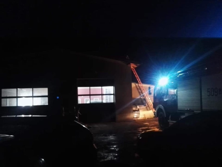Strażacy z OSP Hadra zabezpieczali budynek na ulicy...