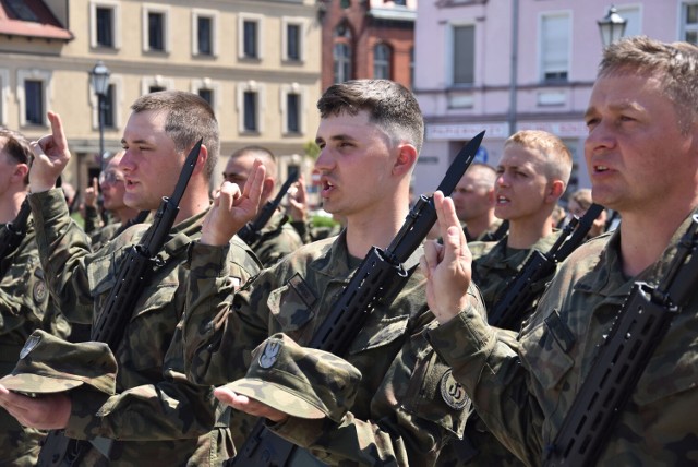 121 Terytorialsów złożyło uroczystą przysięgę na śremskim rynku.