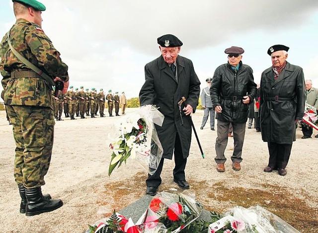 Kwiaty pod pomnikiem składali kombatanci Wojska Polskiego