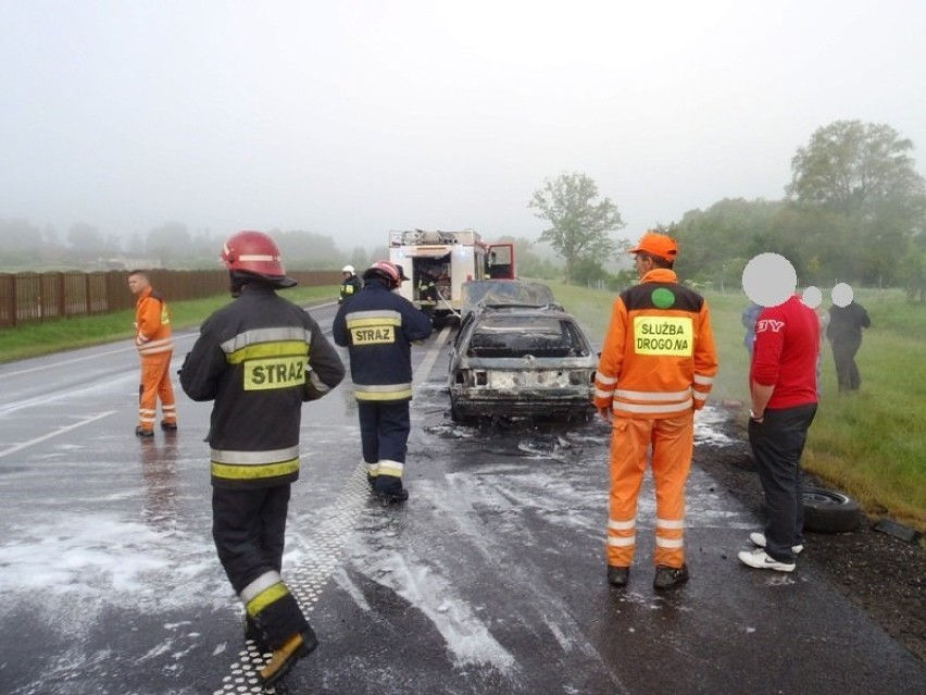 Samochód spłonął na S22 w powiecie braniewskim [zdjęcia]