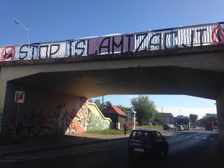 Oborniccy kibice Lecha Poznań przyłączyli się do protestu,...