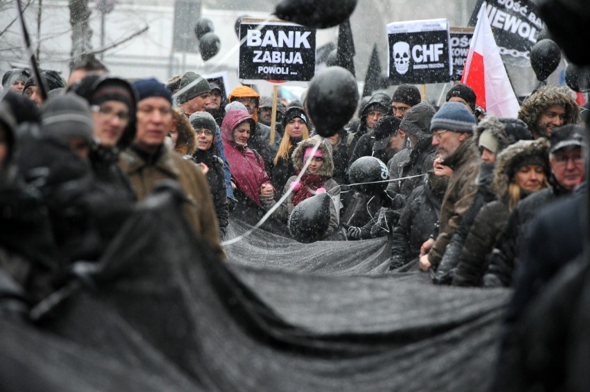 Protest frankowiczów, Warszawa. Czarna procesja oszukanych przez banki [ZDJĘCIA, WIDEO]