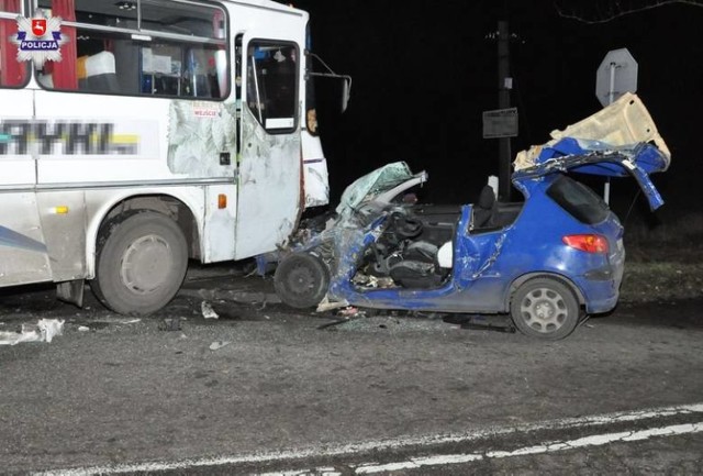 W Sobieszynie autobus zderzył się z peugeotem. Zginął kierowca osobówki