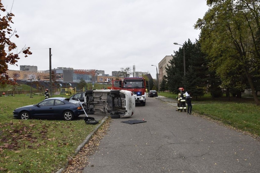 Wypadek na Osiedlu Legionów w Tarnowie. Peugeot ściął znak drogowy i zakończył jazdę na boku. Kierowca prawo jazdy ma dopiero od 3 miesięcy