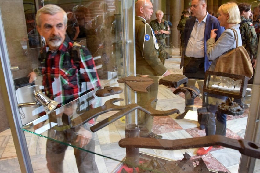 "Pancerne zęby", czyli wyjątkowa wystawa militariów w Wojewódzkim Domu Kultury w Kielcach. Setki eksponatów czekają na widzów
