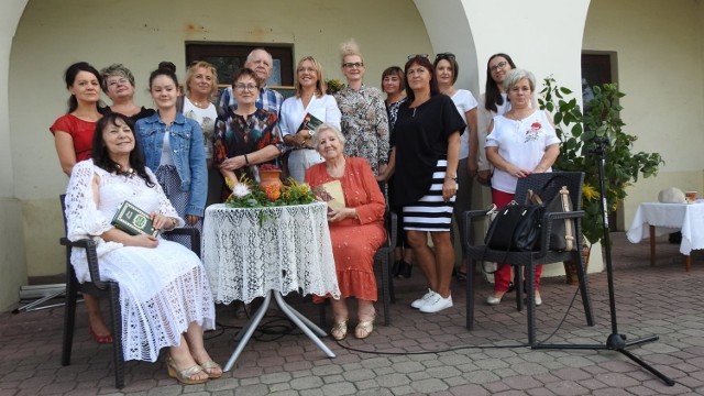 W sobotę na staszowskim rynku obok ratusza odbyło się narodowe czytanie 2020. W tym roku czytano "Balladynę". Fragmenty dramatu przedstawili przedstawiciele władz miasta, radni, nauczyciele szkół i przedszkoli, słuchacze Uniwersytetu Trzeciego Wieku, członkowie Dyskusyjnego Klubu Książki, a także czytelnicy oraz pracownicy biblioteki. Obecni byli między innymi wiceburmistrz Staszowa Ewa Kondek, Przewodniczący Rady Miejskiej w Staszowie Ireneusz Kwiecjasz, dyrektor biblioteki Ewa Cygan, czy dyrektor liceum imienia Stefana Wyszyńskiego w Staszowie Anna Karasińska. 

Więcej zdjęć z imprezy na kolejnych slajdach>>>