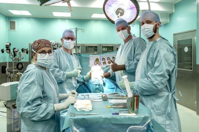 Ortopedzi z WUM wykonali pierwszą w Polsce operację wszczepienia podwójnej endoprotezy