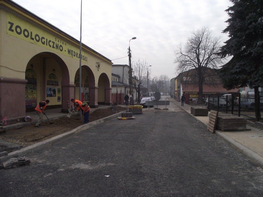 Przebudowa Modrzejowskiej w Będzinie [ZDJĘCIA]. Jest już asfalt, chodniki i pierwsza latarnia