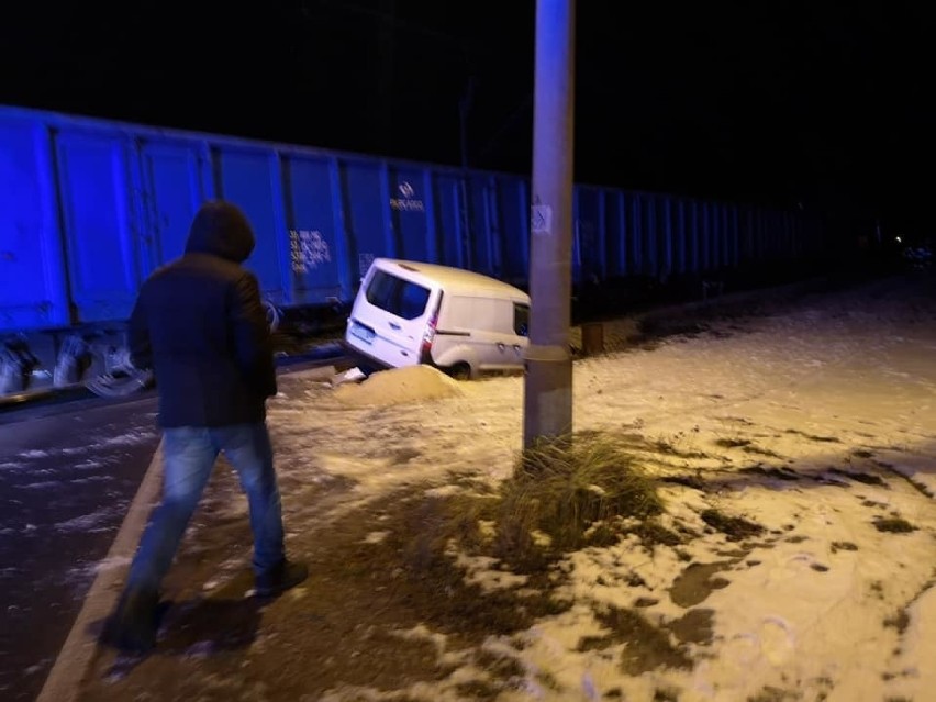 Groźny wypadek w Wolbromiu. Samochód osobowy zderzył się z pociągiem