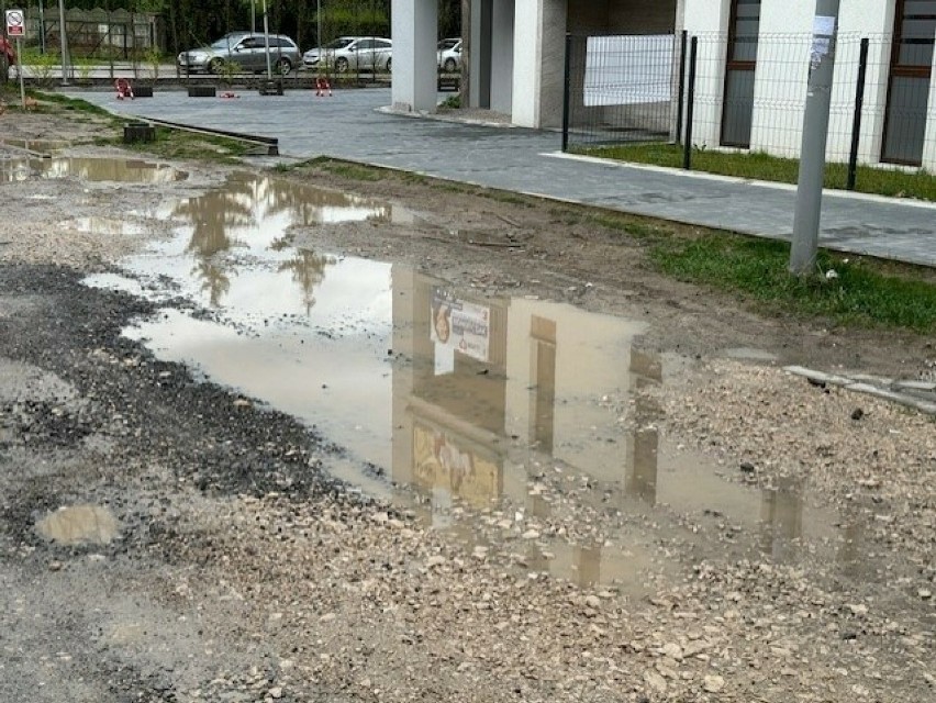 Powstał blok w centrum Kielc, ulica przy nim jest w opłakanym stanie. Nie da się dojść do chodnika suchą nogą  