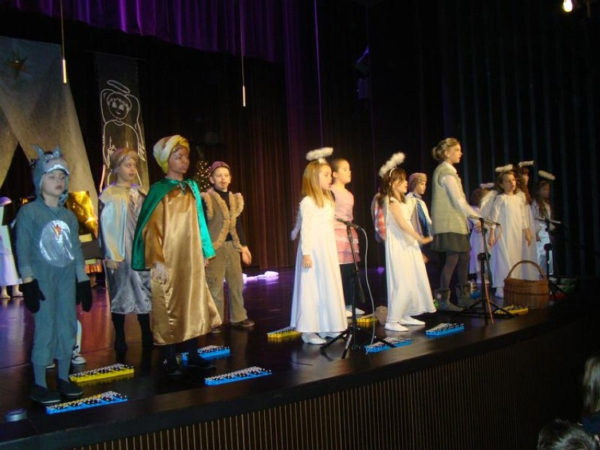 Grupa teatralna w Szkole Podstawowej nr 4 w Oświęcimiu zagrała dla chorych w hospicjum