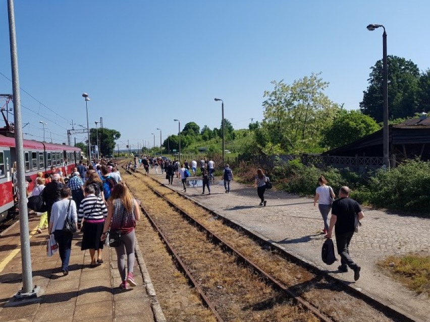 Przesiadka z pociągu na autobusy w Gościcinie