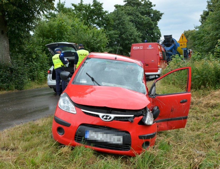 Wypadek w Lubieszynie.  69-letnia kobieta nie ustąpiła pierwszeństwa ciężarówce [ZDJĘCIA]