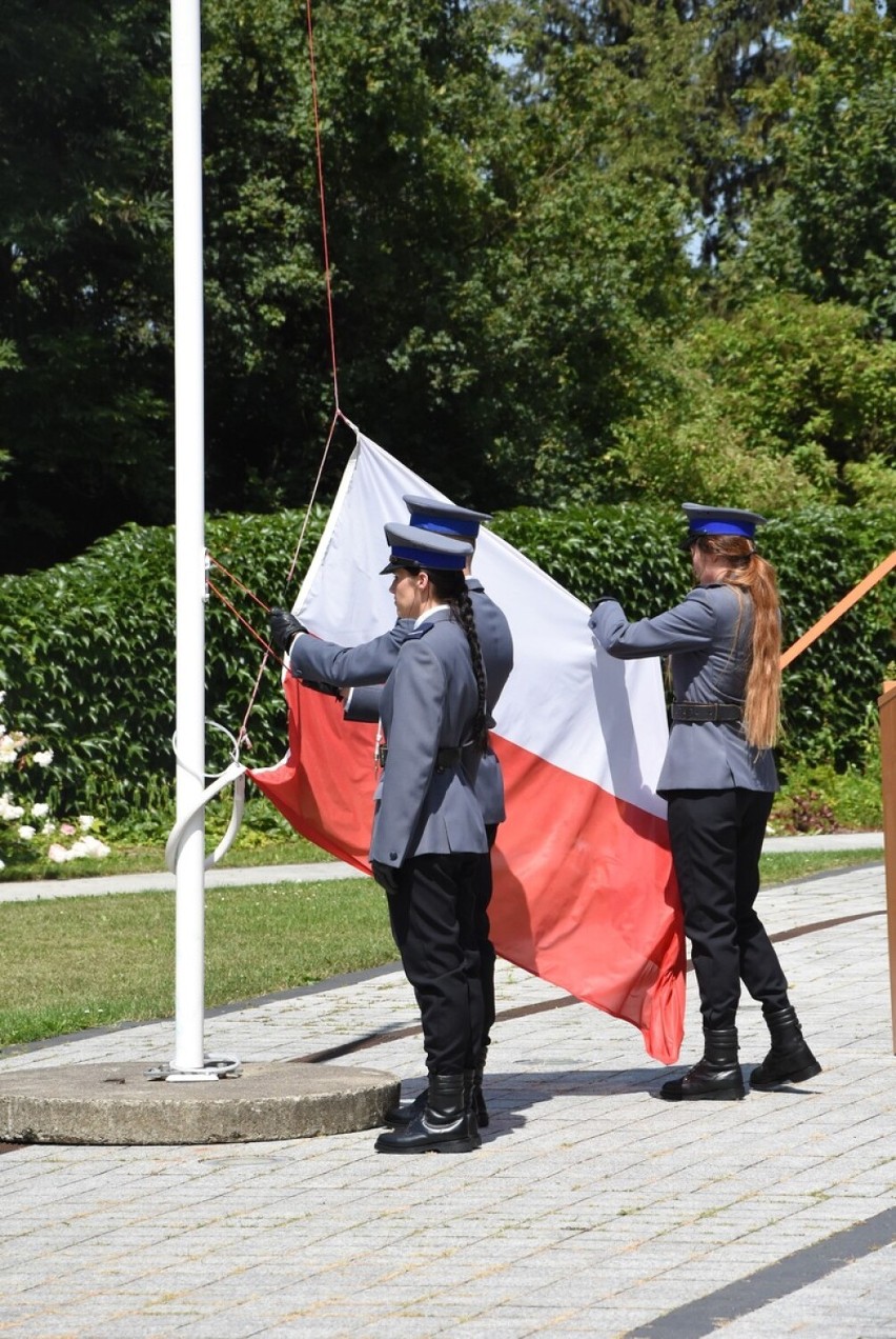 Święto Policji na zamkowym dziedzińcu w Sanoku. Awanse, gratulacje i podziękowania