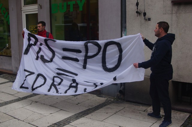 Protest przed biurem PiS w Kaliszu przeciw CETA