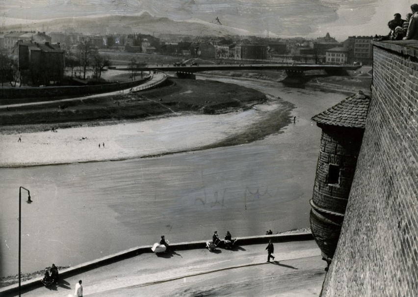 Widok z Wawelu uwieczniony w 1957 roku. Za tą plażą nad...