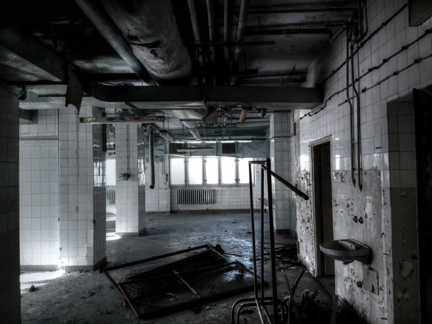 Zobacz opuszczony szpital we Wrocławiu. Przerażające zdjęcia z wnętrza wykonane smartfonem (10.9)