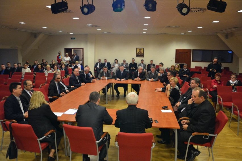 Uroczysta sesja rady powiatu raciborskiego na zamku