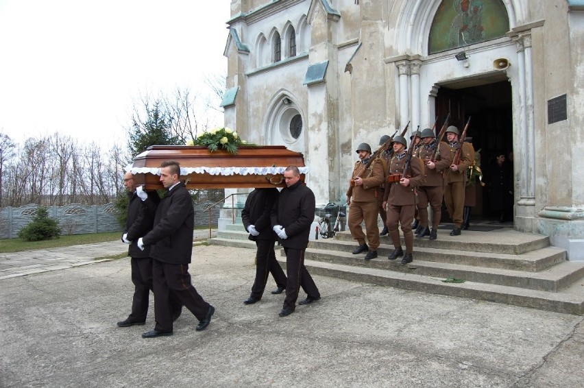 Jan Ambroziak 21 marca spoczął na cmentarzu parafialnym w...