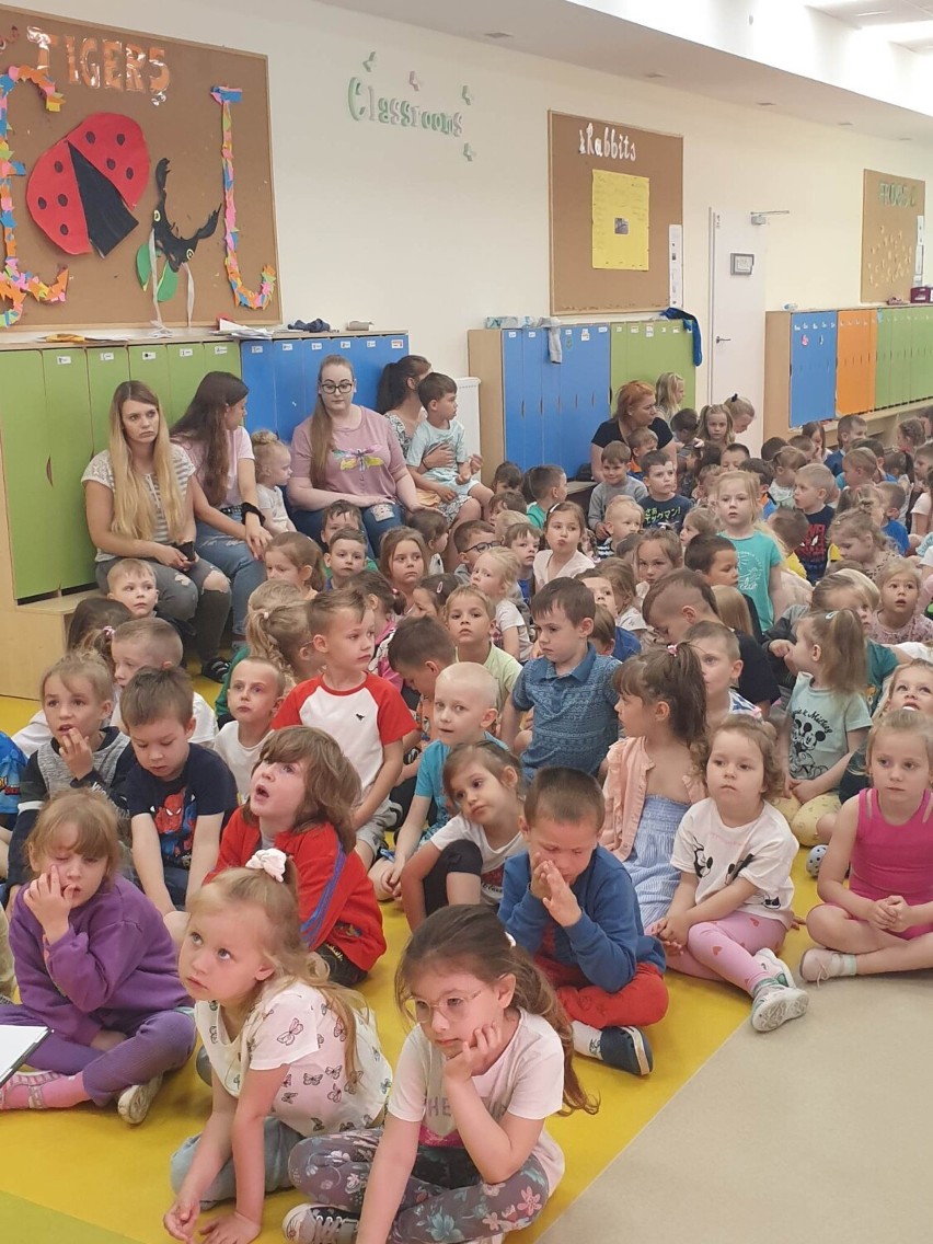 Liber czyta dzieciom w przedszkolu Edu Kids w Bogdanowie