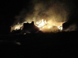 Trwa dogaszanie pożaru stodoły, która spłonęła w Kotowie