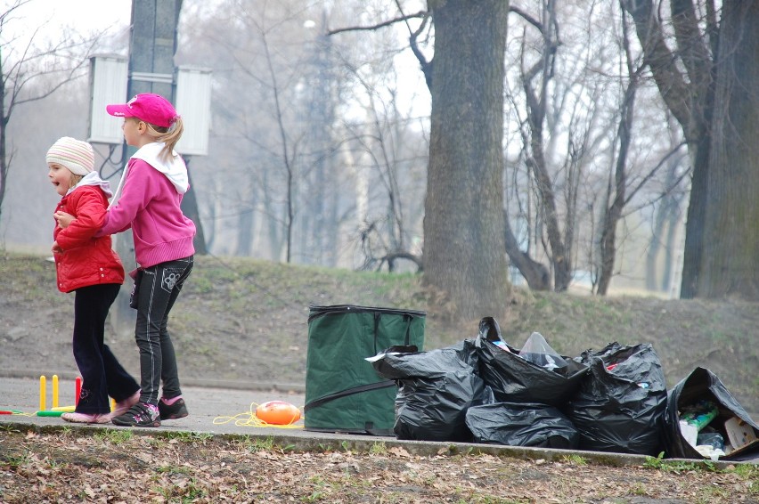 Mieszkańcy Mokrego sprzątali park na Sośniej Górze. Zebrali cztery przyczepy śmieci [ZDJĘCIA]