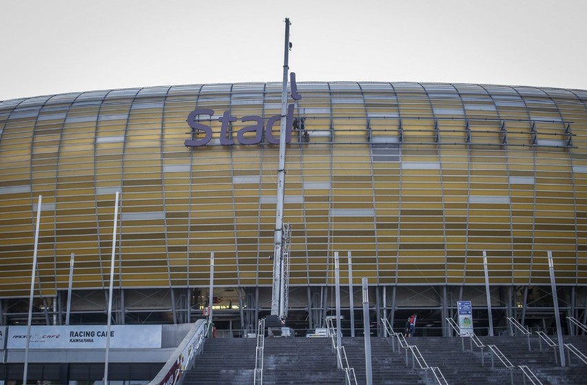 Na Stadionie Energa Gdańsk rozpoczęto montowanie logo [ZDJĘCIA] 