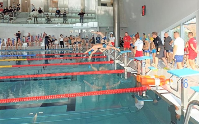 Mikołajkowe zawody pływackie odbędą się w Zduńskiej Woli. Trwają zapisy