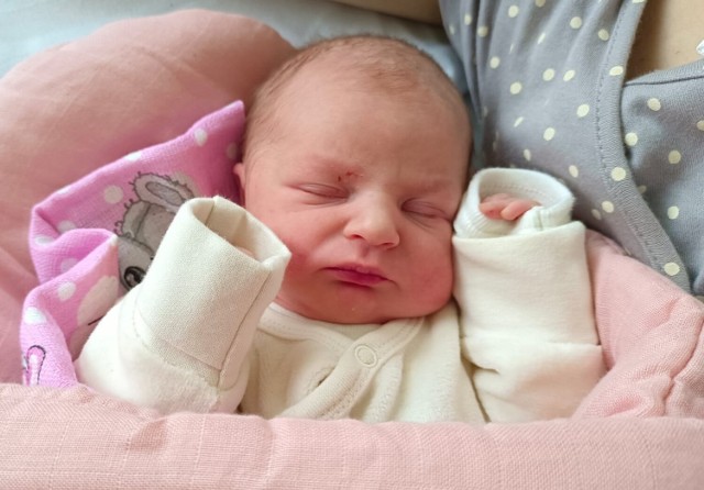 Marcelina, córka Wiktorii i Łukasza z Przedborza, to pierwsze dziecko, które przyszło na świat w 2023 roku w Szpitalu Powiatowym w Radomsku. Marcelinka urodziła się 3 stycznia o godzinie 3:20. Ważyła 2 960 g i mierzyła 53 cm.