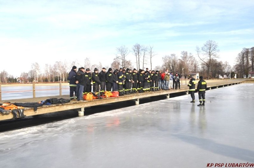 W sobotę jezioro Firlej opanowali strażacy z Lubartowa,...