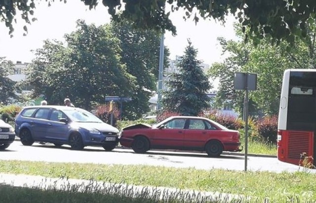 Do zdarzenia doszło w czwratek 24 maja po godz. 10.00 na rondzie Myśliborskim w Gorzowie. Kierowca audi wjechał nieprawidłowo na rondo i jechał... pod prąd. Zderzył się z kierowcą forda.
-&nbsp;Kierowca audi wyjeżdżał z ul. Ryskiej i zamiast prawidłowo, objechać rondo dookoła, skręcił w lewo - informuje sierż. szt. Grzegorz Jaroszewicz z zespołu prasowego lubuskiej policji. 

W wyniku jazdy pod prąd 78-latek  zderzył się z kierowcą prawidłowo jadącego forda. Mężczyzna tłumaczył, że się zamyślił. Na szczeście nikomu nic się nie stało, a całe zdarzenie zostało zakwalifikowane jako kolizja.
-&nbsp;Sprawca kolizji został ukarany mandatem - dodaje sierż. szt. Grzegorz Jaroszewicz. 


WIDEO: 44-letni kierowca jechał pod prąd drogą S3, bo… nawigacja go tak poprowadziła


Przeczytaj też:  Lubuska Policja zasiliła swe szeregi nowymi funkcjonariuszami, którzy 23 maja złożyli uroczyste ślubowanie

