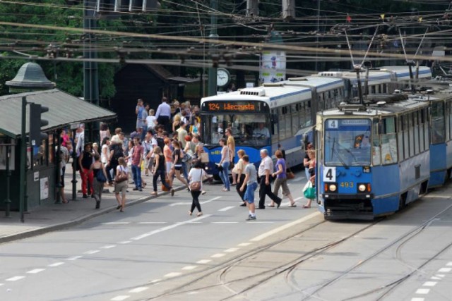 Kraków. Rozkład komunikacji miejskiej na wakacje 2015. Pasażerowie są źli, a utrudnień przybędzie