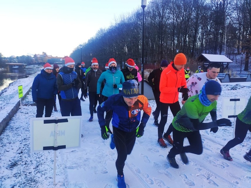 Świąteczny parkrun w Zgorzelcu. Biegacze oderwali się od stołów i pobiegli świąteczną "piątkę" [ZDJĘCIA]