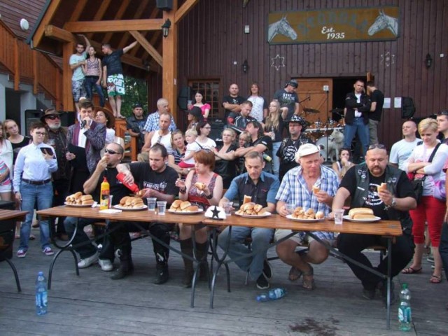 Motocykliści w Żorach: Zakończenie sezonu motocyklowego w Twinpigs Żory. Zdjęcie z mistrzostw w 2014 roku