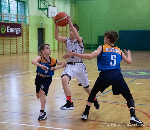 W minioną niedzielę (18 października) w Zespole Szkół Sportowych przy ul. Banacha w Słupsku rozegrano mecz koszykówki. Zmierzyły się ze sobą drużyny Energa Markos Słupsk i UKS Basket Ósemka Wejherowo.