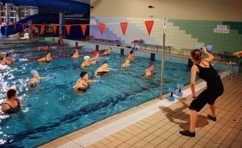 Poniedziałkowe zajęcia aquaaerobiku na basenie w Mikołowie.