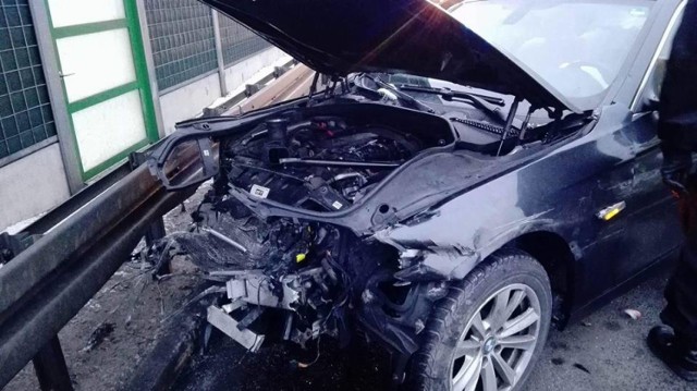 Po tym wypadku powstał korek na kilka kilometrów. BMW wpadło na barierki