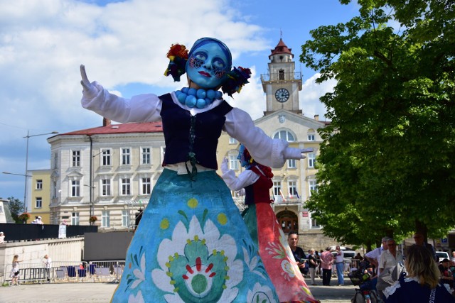 Zdecydowanie najwięcej emocji przyniósł występ szczudlarzy, a to za sprawą  Krakowskiego Teatru Ulicznego "Scena Kalejdoskop". Artyści wystąpili w niesamowitych, ręcznie wykonanych maskach, zapewnił namsporą  porcję prawdziwych folkowych doznań.