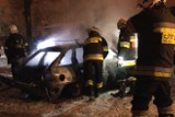 Pożar samochodu przy ul. Jarzynowej w Łodzi. Mężczyzna ma poparzoną twarz [ZDJĘCIA]