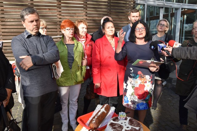 Opolski Alarm Smogowy uczcił 50 dni z przekroczeniem norm jakości powietrza w Opolu poczęstunkiem specjalnym tortem.