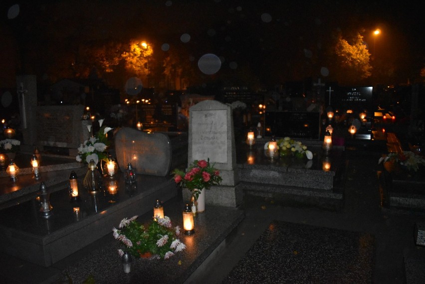 Cmentarz przy ulicy Kaliskiej w Pleszewie w piątkowy wieczór 30 października 2020 r.