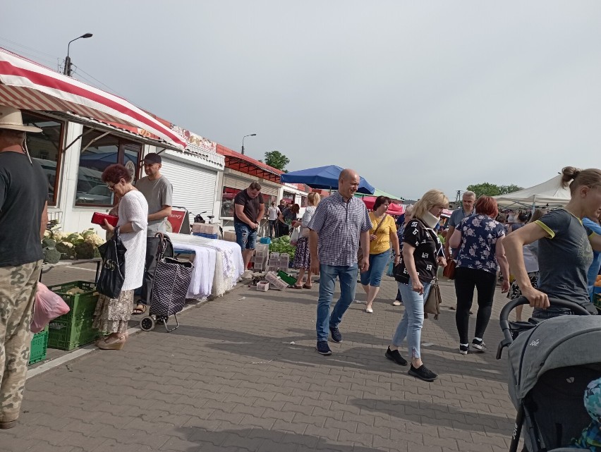 Upalny, sobotni poranek na targowisku miejskim w Skierniewicach. Tłumy kupujących